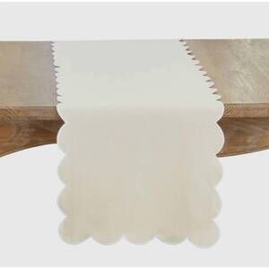 NEW SARO LIFESTYLE scallop table runner in natural/white